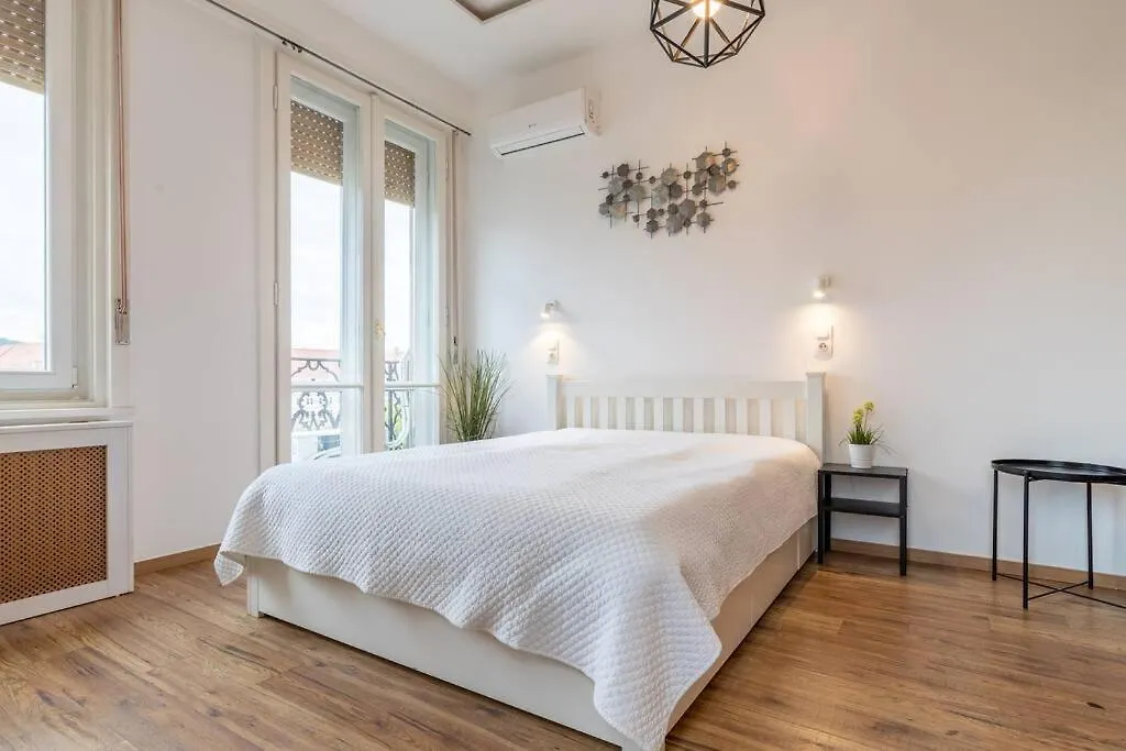 Midtown Gleaming Apartment Budapest