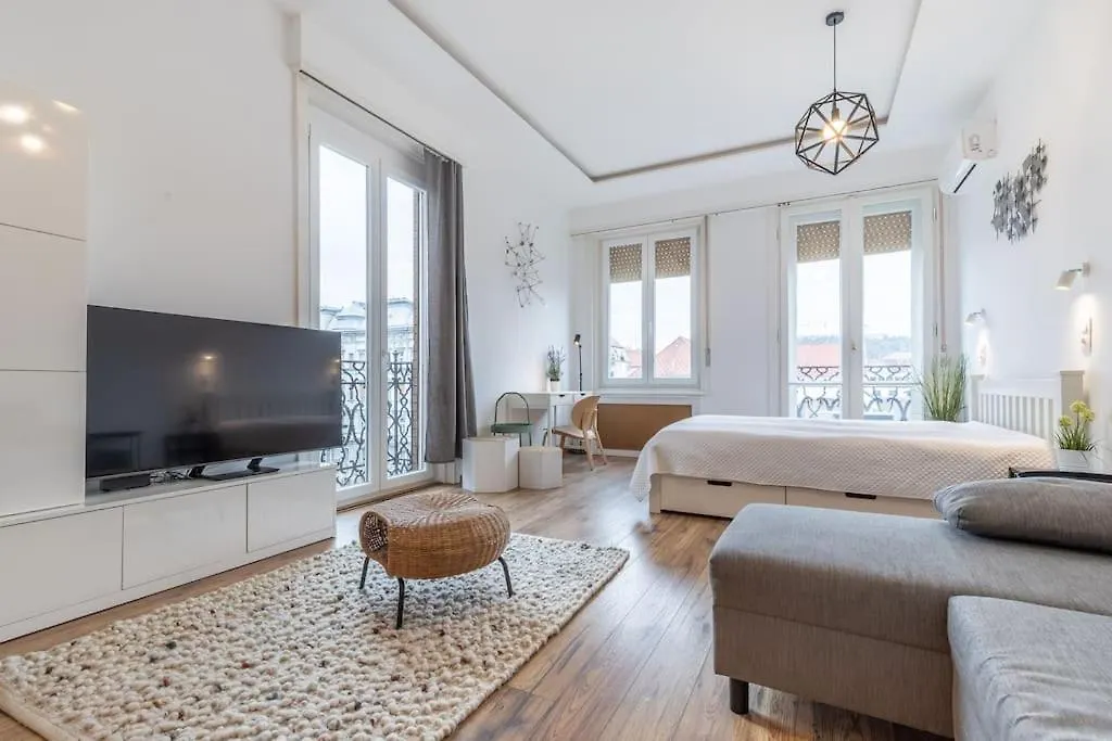 Midtown Gleaming Apartment Budapest